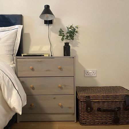 Smart 4K Tvs In All Bedrooms Double Vanity Sink Belfast Luaran gambar