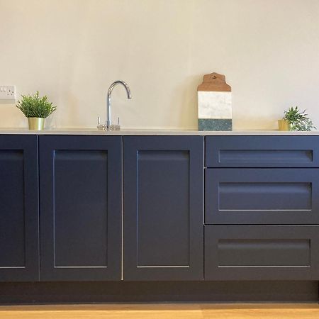 Smart 4K Tvs In All Bedrooms Double Vanity Sink Belfast Luaran gambar