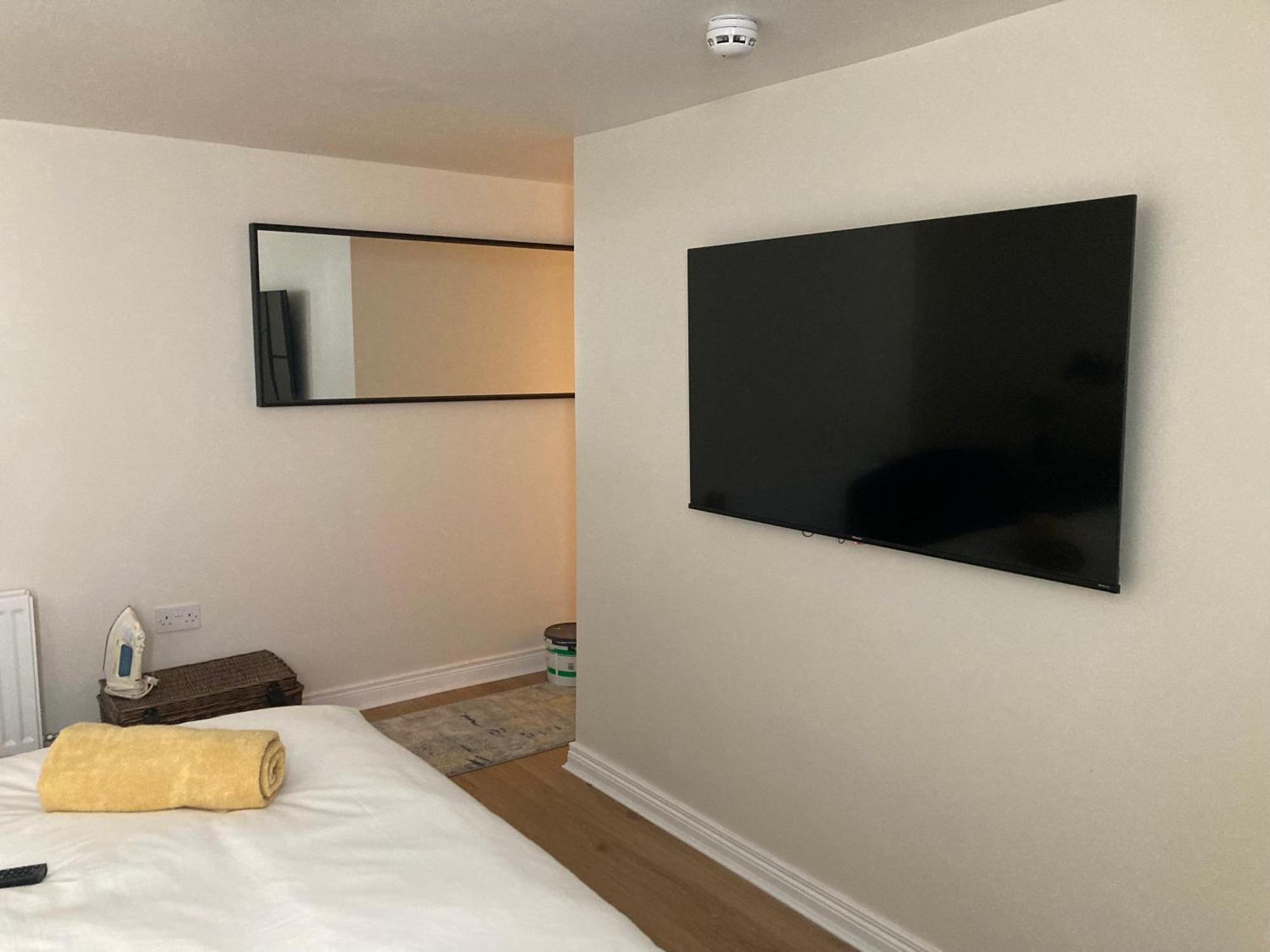 Smart 4K Tvs In All Bedrooms Double Vanity Sink Belfast Luaran gambar