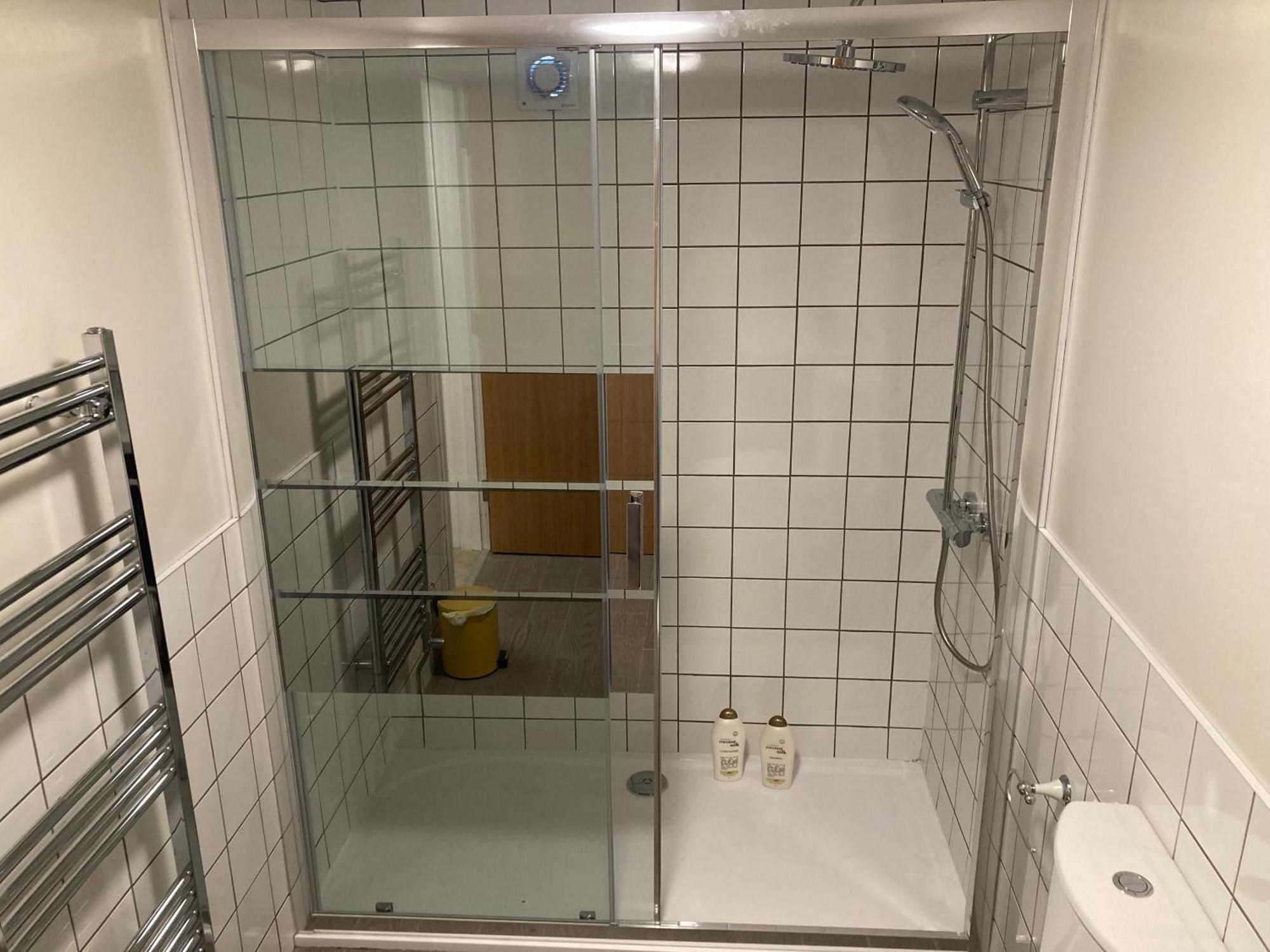Smart 4K Tvs In All Bedrooms Double Vanity Sink Belfast Luaran gambar