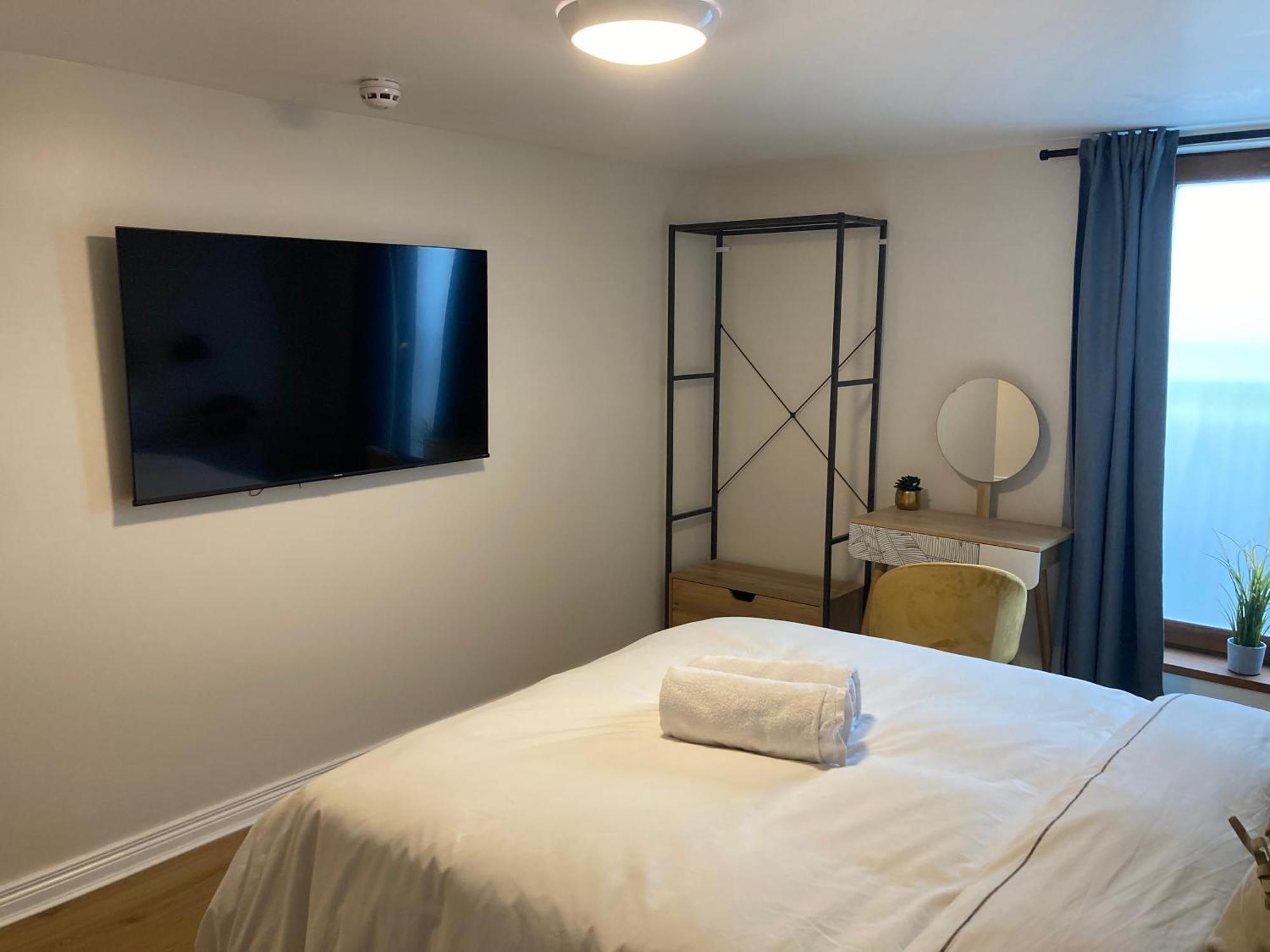Smart 4K Tvs In All Bedrooms Double Vanity Sink Belfast Luaran gambar