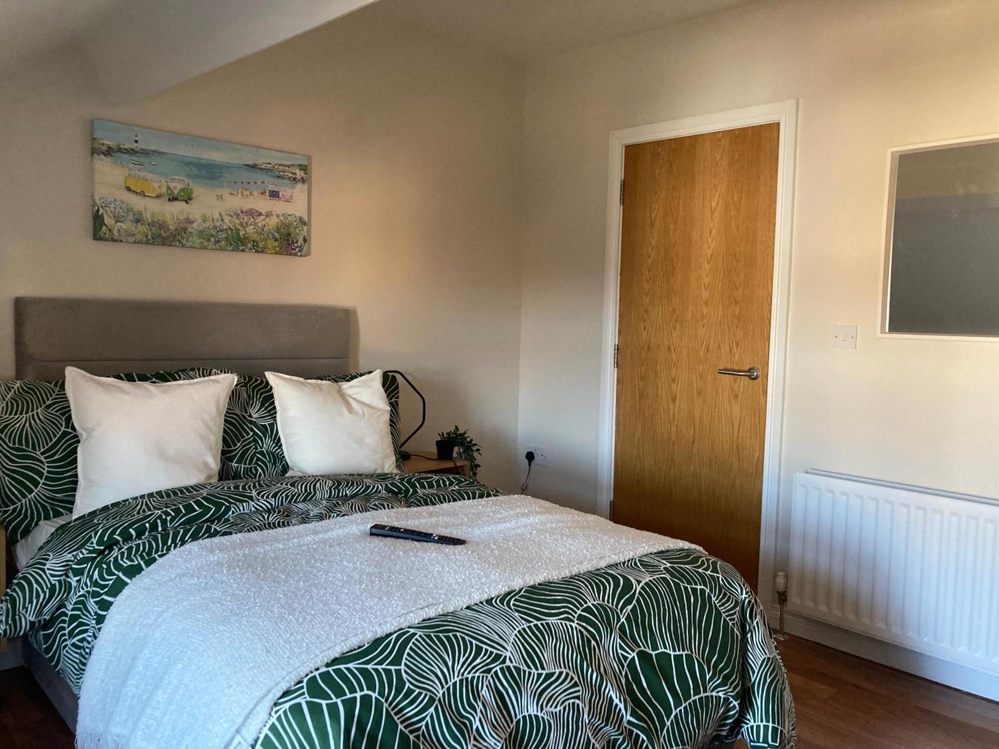 Smart 4K Tvs In All Bedrooms Double Vanity Sink Belfast Luaran gambar