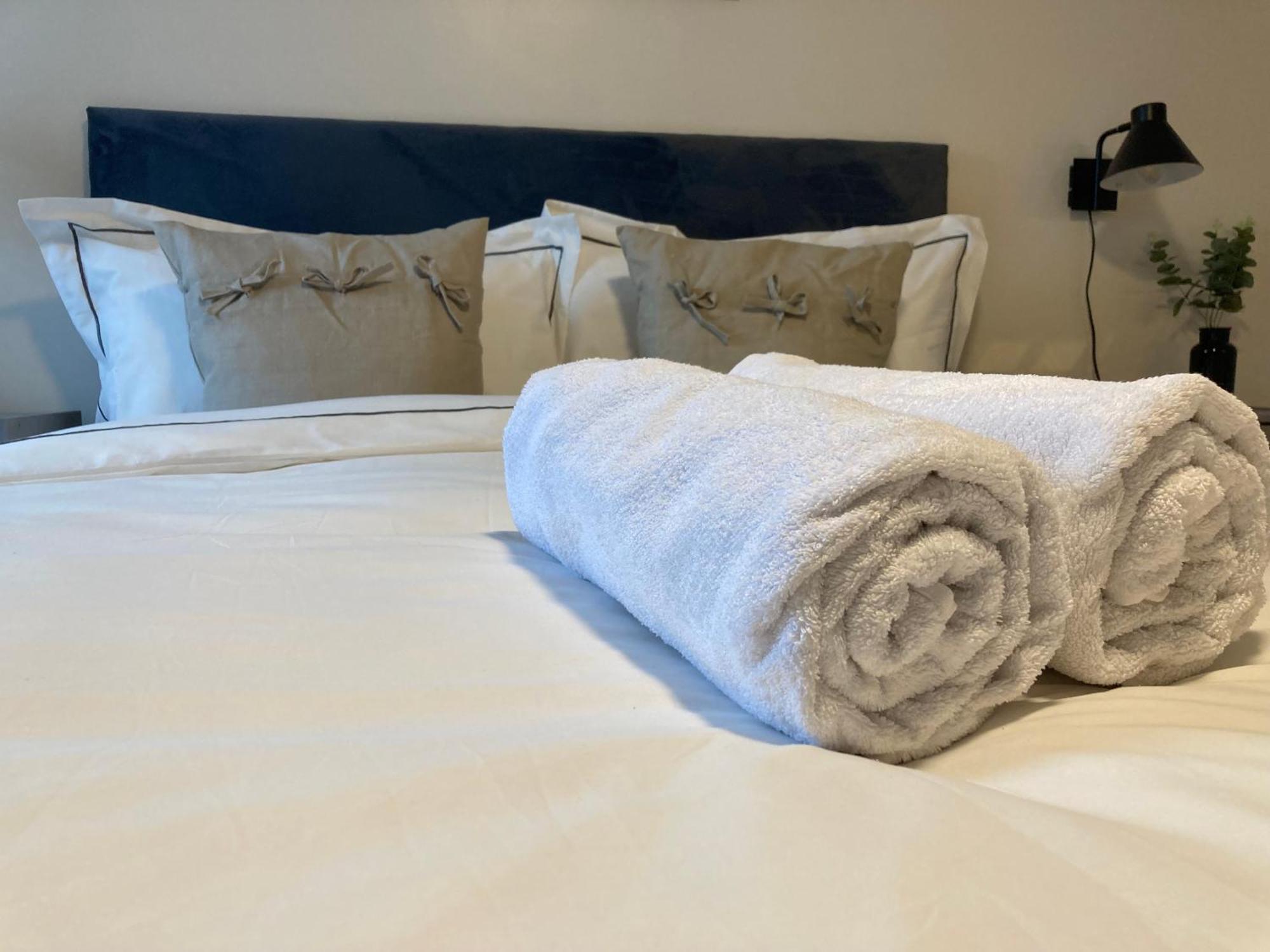 Smart 4K Tvs In All Bedrooms Double Vanity Sink Belfast Luaran gambar